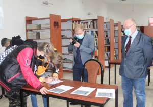 Uczestnicy Gry miejskiej w 2020r podczas zadań w Bibliotece Miejskiej